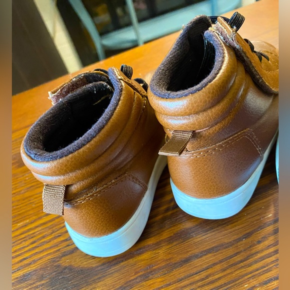 3 pairs boys sneakers/boots: 1 pair tan ankle boots & 2 navy canvas Cat & Jack - Picture 7 of 8